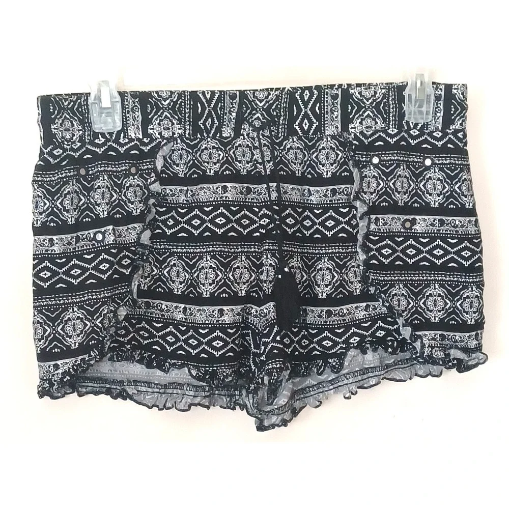 No Boundaries Shorts Womens L 11-13 Black Excellent Boho Geometric Tassel Ruffle